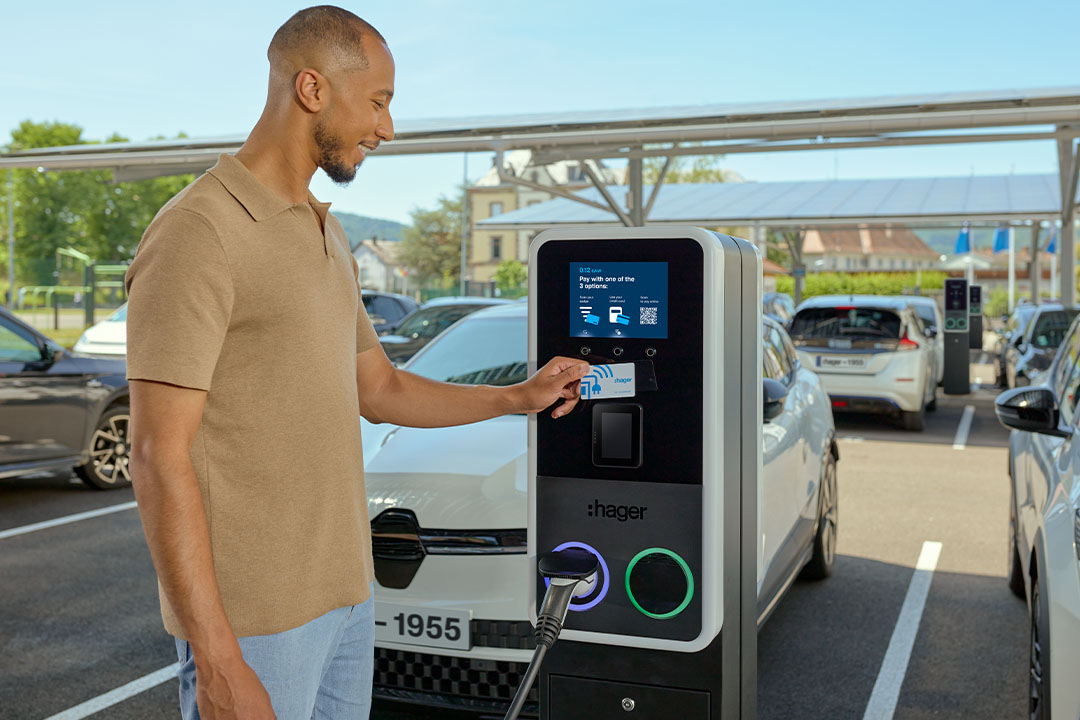 hager-lifestyle-pic-witty-park2-ce-version-black-018-8528x5685px-DMCX-en-06-2025_ret-lan