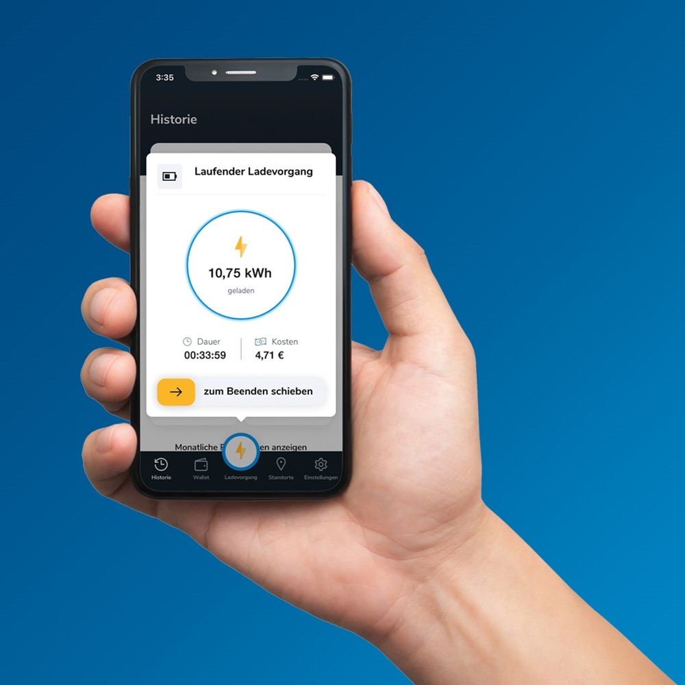 Smartphone mit Hager App und Übersicht zum laufenden Ladevorgang (Leistung, Zeit und Kosten)