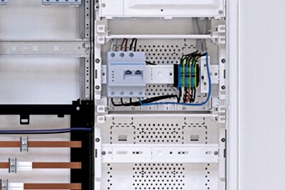 Blick in Technikzentrale mit Lastmanager für Hager Witty Ladestationen