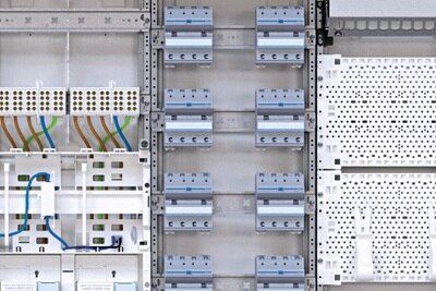 Blick in Technikzentrale mit Verteilfeld für Hager Witty Ladestationen