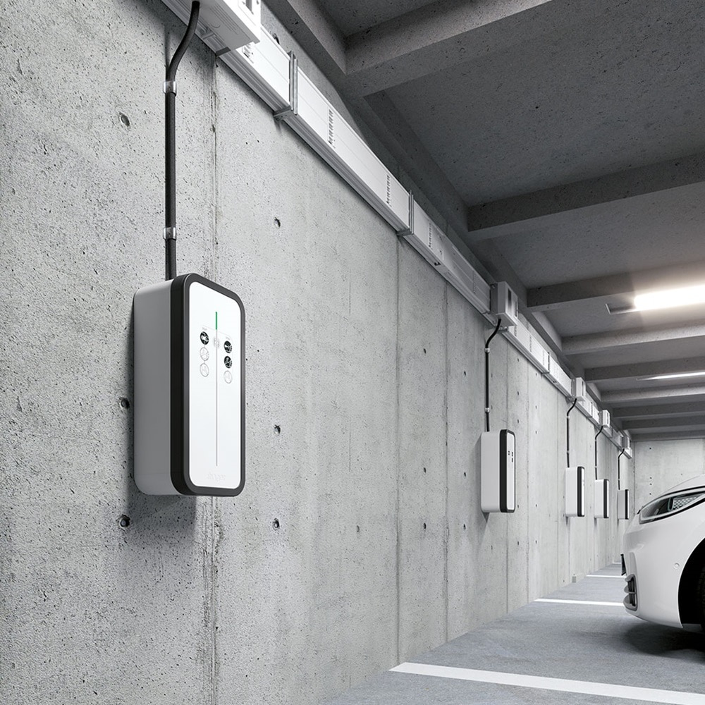 Blick auf Hager Witty Share Wallboxen in Tiefgarage/Parkhaus, Montage an Sichtbetonwand