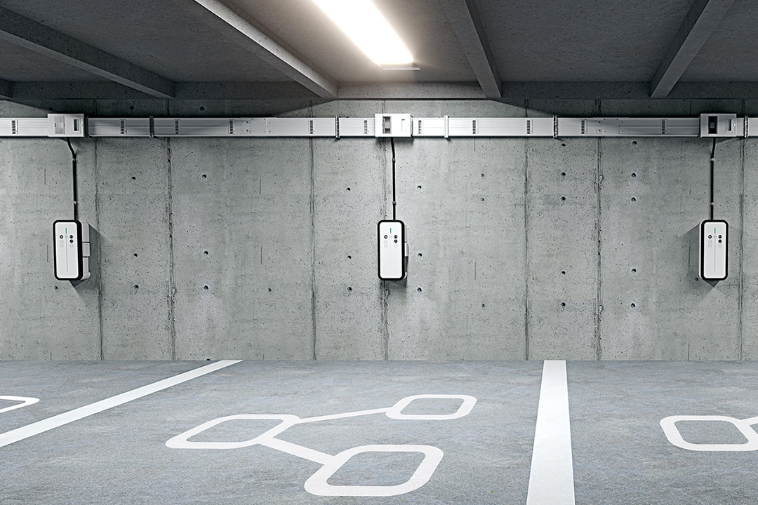 Frontalansicht Hager Witty Share Ladestationen in Tiefgarage/Parkhaus, Montage an Sichtbetonwand