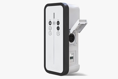 Schrägansicht der Hager Witty Share Ladestation mit rechts geöffnetem Schutzdeckel der Ladesteckdose