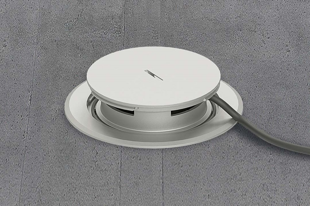 Schrägansicht Hager LAR02MTS Leitungsauslass mit Metalldeckel in Silber, Montage in Betonboden, Auslass ausgefahren