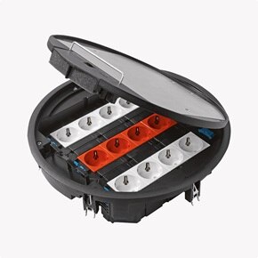 Schrägansicht HagerBoden-Installationsdose mit drei verbauten Gerätebechern mit 12 Schuko Steckdosen in Weiß und Orange