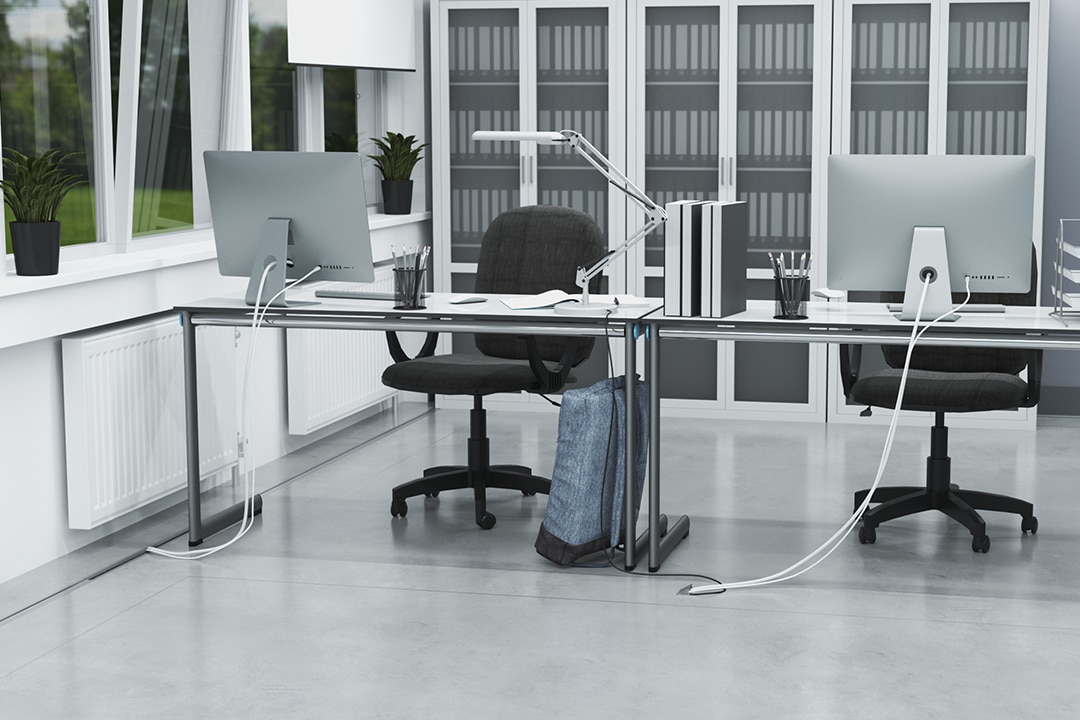 Blick in modernes Büro mit installiertem Hager tehalit Bodenkanal mit Kabeln für zwei Arbeitsplätze