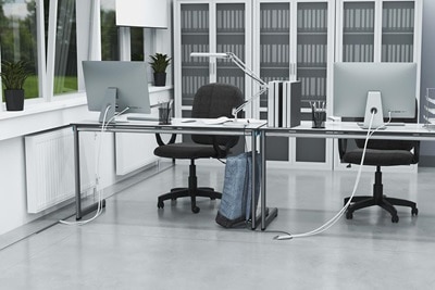 Blick in modernes Büro mit installiertem Hager tehalit Bodenkanal mit Kabeln für zwei Arbeitsplätze