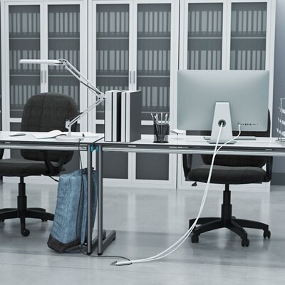 Blick in modernes Büro mit installiertem Hager tehalit Bodenkanal mit Kabeln für einen Arbeitsplatz