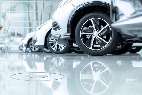 Blick auf hellen Boden in Autohaus mit installierter Unterflur-Kassete von Hager mit Deckel in gleichem Look