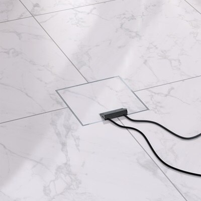 Blick auf gefliesten Boden mit Hager EKQ1200LE1 Edelstahlkassette von Hager mit Deckel in gleicher Optik und Kabelauslass-Wippe