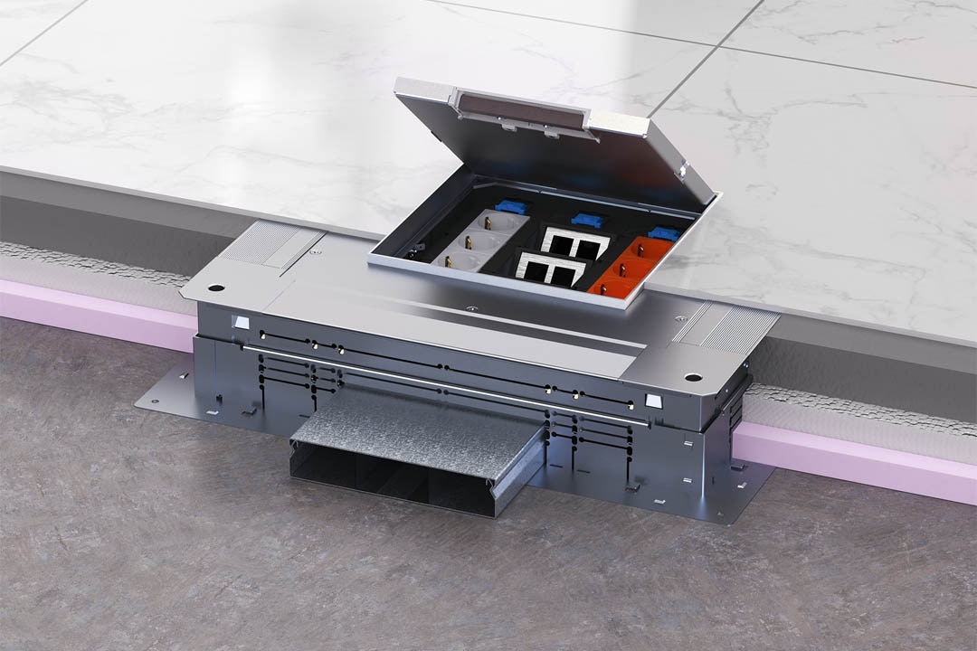 Querschnitt-Perspektive der Hager EKQ120LE15 nivilierbaren Edelstahlkassette mit geöffnetem Deckel und sichtbaren Einbaugeräten