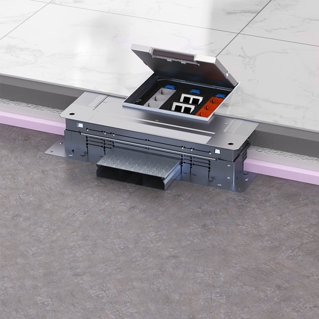 Offene Bodentankdose für die Installation von Elektro- und Datensteckdosen in einem Geschäftsgebäude