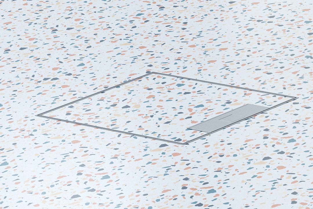 Nahansicht einer installierten Bodenkassette von Hager mit identischer Oberfläche des Bodens 