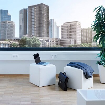 Blick in Büro mit Sitzwürfeln, im Hintergrund ist ein Hager tehalit Brüstungskanal in Weiß zu sehen