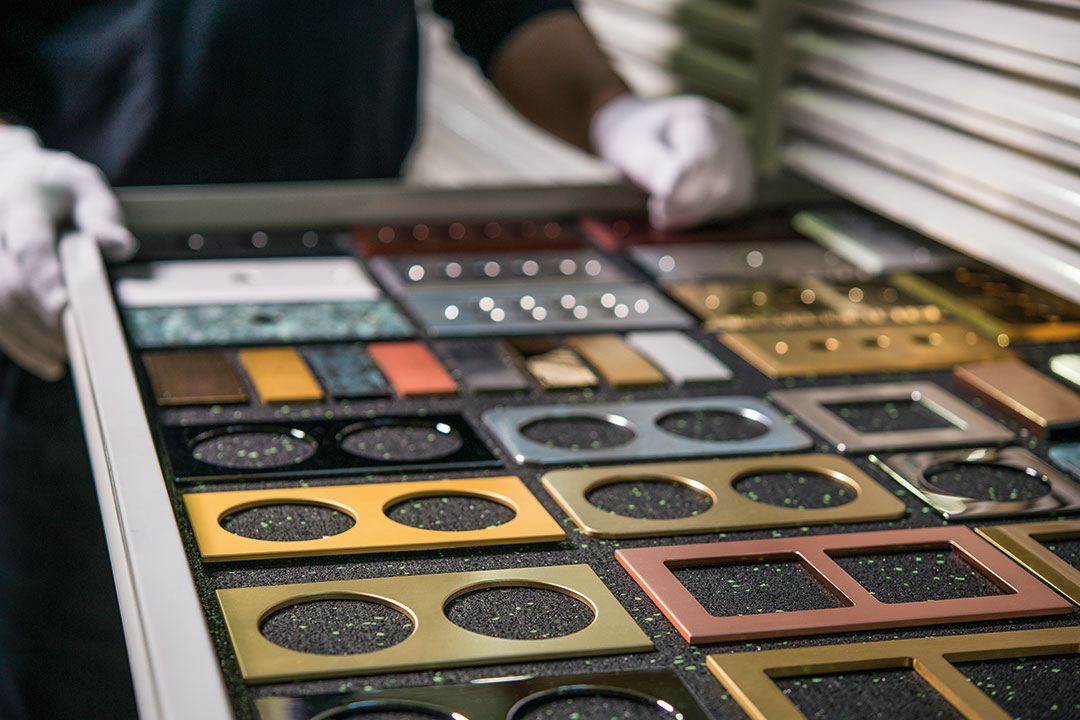 Nahaufnahme einer Musterkollektion von dekorativen Abdeckungen für Steckdosen in verschiedenen Farben und Texturen