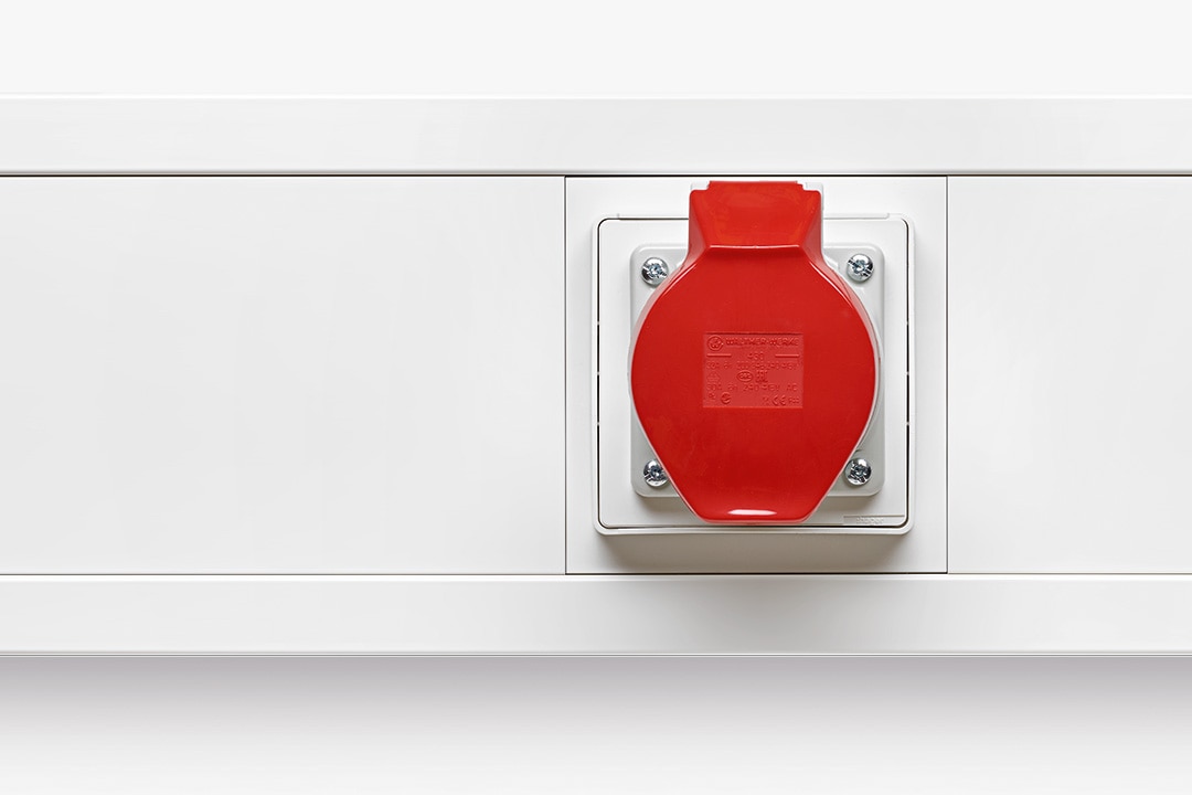 Frontalansicht Hager tehalit BR65 Brüstungskanal mit Einbaugerät CEE-Dose und 120 mm Deckel
