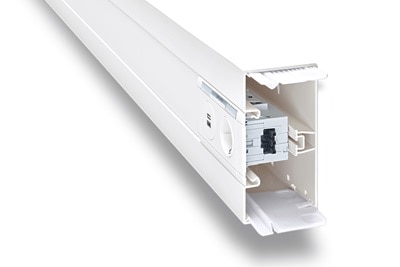Schrägansicht von oben auf Hager BR85 Brüstungskanal in Weiß mit Einbaugerät, Blick auf geöffnetes Kanalende rechts