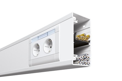 Blick von schräg unten auf Hager BR85 tehalit Brüstungskanal in Weiß mit sichtbaren Energie- und Datenleitungen am Kanalende