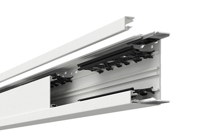 Schrägansicht Hager BRN65 tehalit Brüstungskanal in Weiß mit teilgeöffneter Front