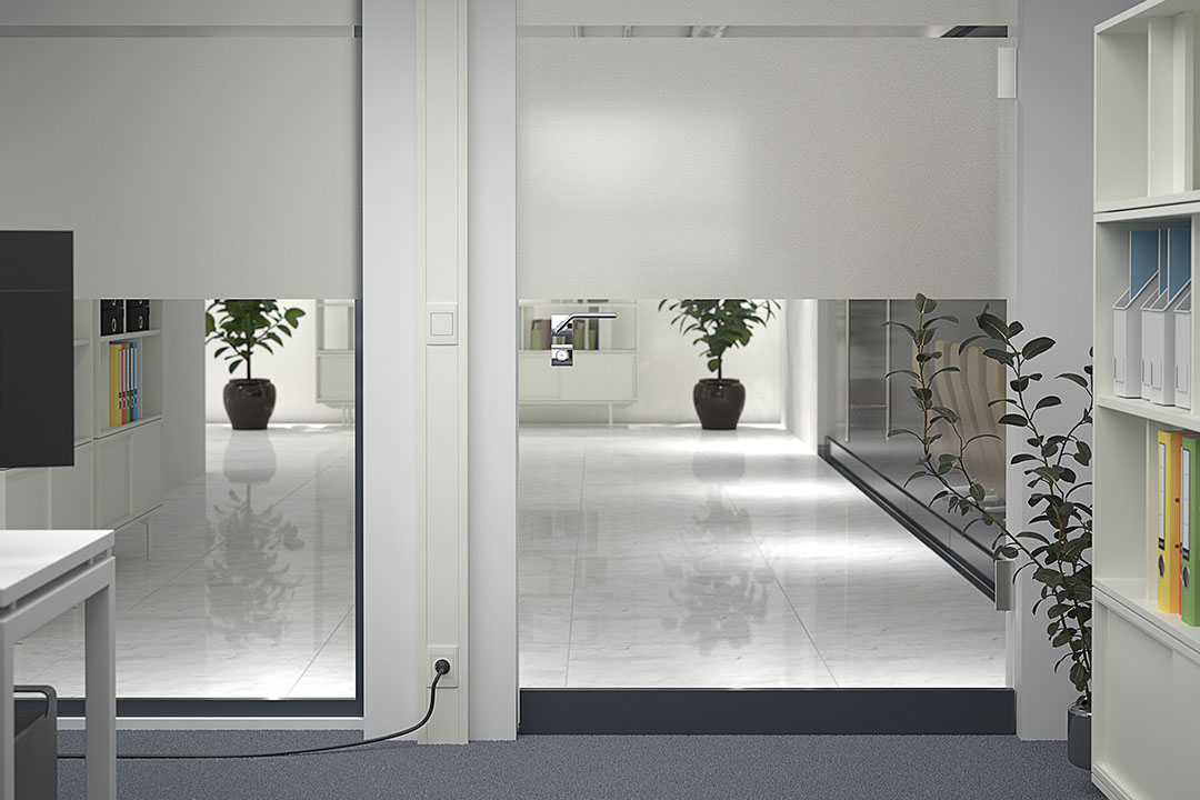 Blick in Büroraum mit an Wand hochkant installiertem Hager tehalit BR65 Brüstungskanalsystem mit Einbaugeräten