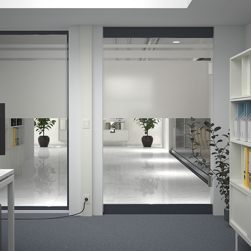 Blick in Büroraum mit an Wand hochkant installiertem Hager tehalit BR65 Brüstungskanalsystem mit Einbaugeräten