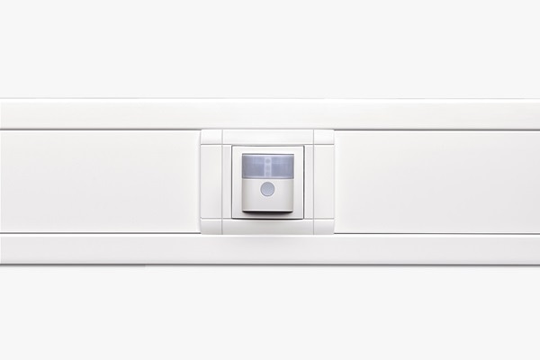 Frontalansicht Hager tehalit Brüstungskanal in Weiß mit Einbaugerät Bewegungsmelder für Lichtsteuerung