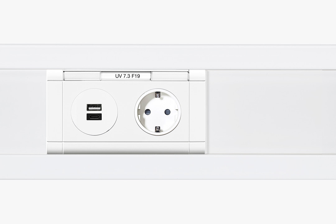Frontalansicht HagerBR tehalit Brüstungskanal in Weiß mit Einbaugerät 1-fach Schuko-Steckdose und 2-fach USB-Dose