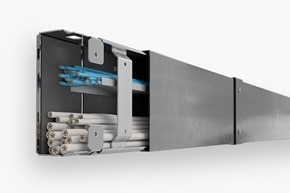 Schrägansicht auf Kabelkanal Hager FWK Plus mit verlegten Leitungen und intumeszierenden Innenbeschichtung