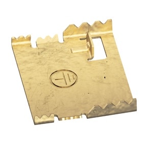 Schrägansicht Hager R4325 Erdungsanschluss aus Messing für tehalit Leitungsführungskanäle