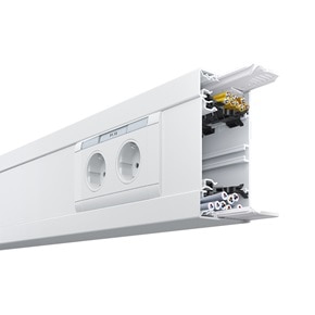 Schrägansicht offenes Ende eines Hager BRN651019016 tehalit Brüstungskanals mit verlegten Leitungen und ausgefahrenen Kupplungen