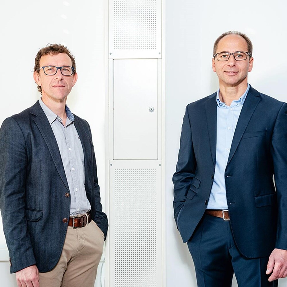 Bild mit Thomas Mader (links) und Bernhard Nigl (rechts) vor Hager Mediensäule Realschule Grafenau