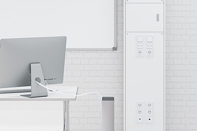 Beispiel Installation Hager Mediensäule in Weiß in Schulraum , Blick auf verbaute Steckdosen, Licht-/Jalousieschalter und Multimediaanschlüsse