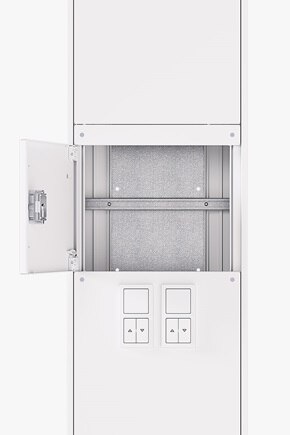 Frontalansicht mit Ausschnitt von Hager Mediensäule, Blick auf geöffnetes Fach mit Kabelabfangschiene mit C-Profil, darunter weiteres Fach mit Schaltern