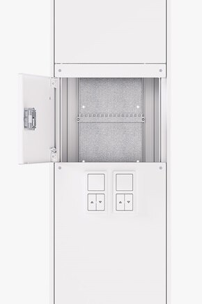 Frontalansicht mit Ausschnitt von Hager Mediensäule, Blick auf geöffnetes Fach mit Kabelabfangschiene, darunter weiteres Fach mit Schaltern 