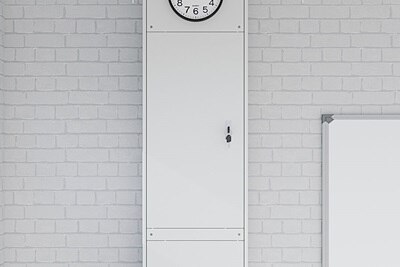 Blick in Klassenzimmer mit Fokus auf mittleren Bereich der Hager Mediensäule mit abschließbarem Fach (Schlüssel steckt in Schloss) 