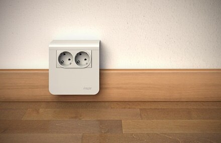 Blick auf Hager tehalit Sockelleistensystem, Sockelleiste in Buchenholz-Optik, Geräteträger und Einbaugerät 2-fach Steckdose in Silber 