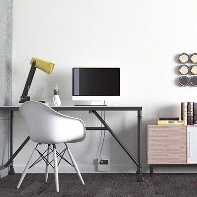 Blick in Büro mit Arbeitsplatz und bodenseitig installiertem Hager tehalit Sockelleistenkanal in Weiß mit Steckdosen-Modul