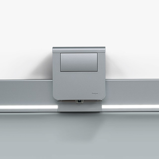 Frontalansicht Hager tehalit Sockelleistensystem in Silber mit LED-Beleuchtung/Band, Geräteträger ohne Einbaugerät