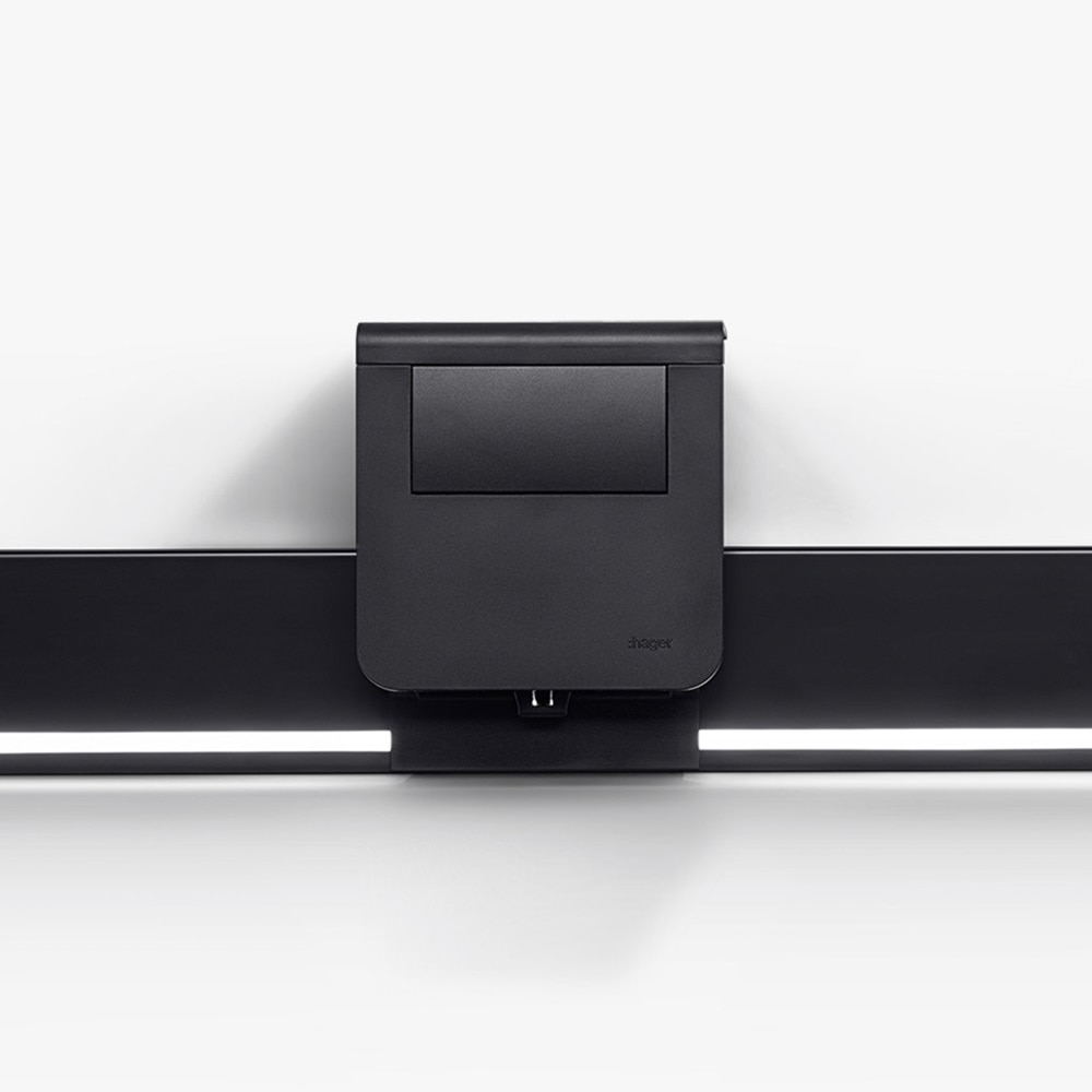 Frontalansicht Hager tehalit Sockelleistensystem in Schwarz mit LED-Beleuchtung/Band, Geräteträger ohne Einbaugerät