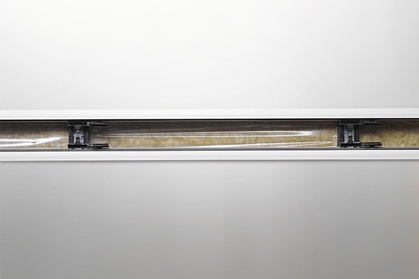 Frontalansicht geöffneter Kabelkanal Hager tehalit BKIS in Weiß für Leitungsverlegung im Trockenbau/in Trockenbauwänden