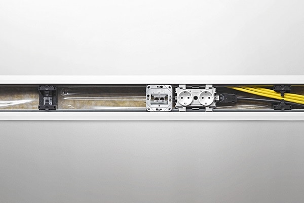 Frontalansicht geöffneter Kabelkanal Hager tehalit BKIS in Weiß mit Einbaugeräten für Trockenbauwände