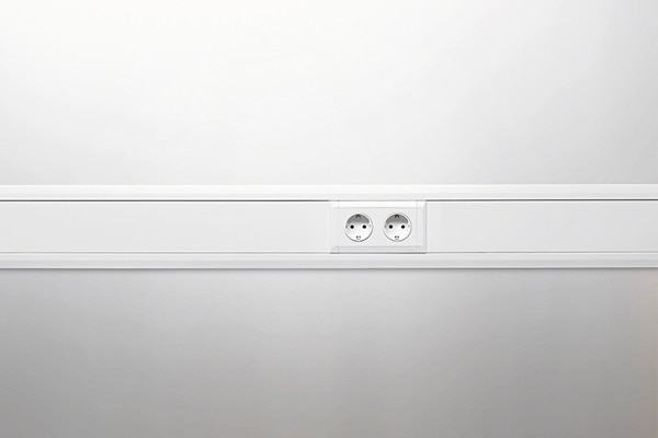 Frontalansicht Kabelkanal Hager tehalit BKIS in Weiß mit Einbaugerät 2-fach Steckdose für Trockenbauwände