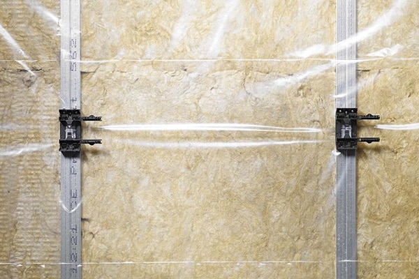 Beispiel für waagerechte Montage des Hager tehalit BKIS Kabelkanalsystems in Trockenbau mit Dämmung