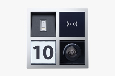 Individualisierbares Elcom Türsprechanlage mit Lautsprecher, Kamera, Klingelschild und Zugangskontrolle.