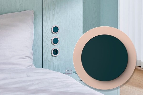 Schalter und Steckdosen au der Berker Serie R.classic, Two Tone Manufaktur Edition Green Rose an der Wand eines Schlafzimmers