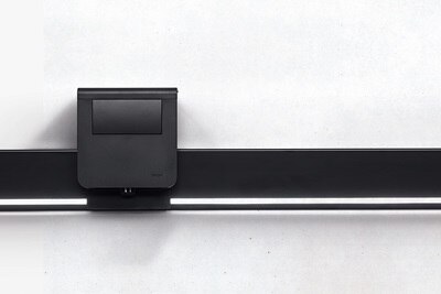 Hager Tehalit Sockelleistenkanal im schwarzen Design, mit LED-Beleuchtung und Geräteträger mit Trafo.