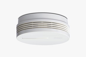 Rauchwarnmelder TG600AL in Weiß für Deckenmontage, Blick von schräg unten auf Melder mit rundum verlaufenden Lüftungsöffnungen und den Sensorschlitz