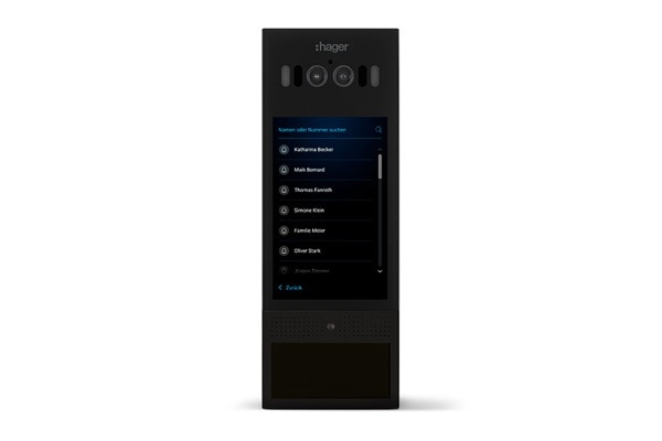 Schwarze Video-Außenstation Hager intercom motion mit großem scrollbarem Touch-Display, worauf die Namen der Bewohner zu lesen sind