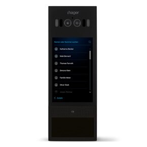 Schwarze Video-Außenstation Hager intercom motion mit großem scrollbarem Touch-Display, worauf die Namen der Bewohner zu lesen sind