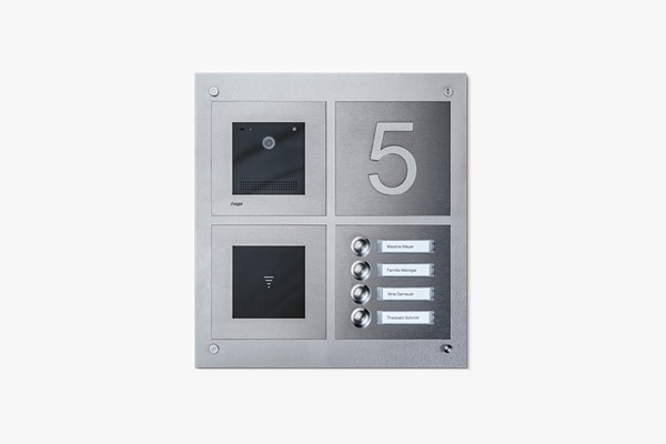 Video-Außenstation Hager intercom modular in gebürstetem Edelstahl matt mit Kamera, Zutrittskontrolle, Hausnummer und vierfachem Klingelfeld mit Namensschildern